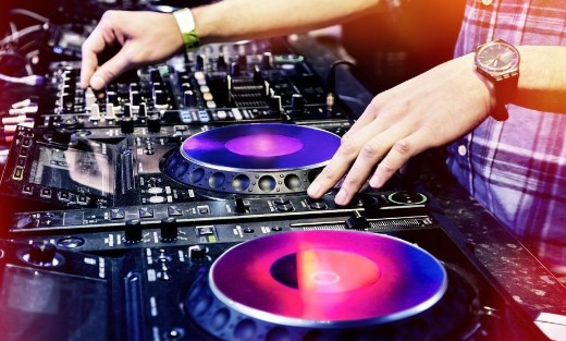 做职业DJ需要多少钱？学DJ需要哪些基础？